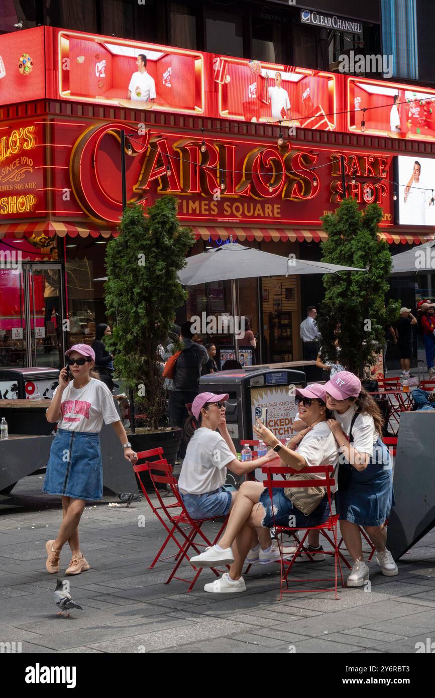 Carlos boulangerie est situé au coeur de Times Square et sert une grande variété de produits de boulangerie, 2024, New York City, États-Unis Banque D'Images