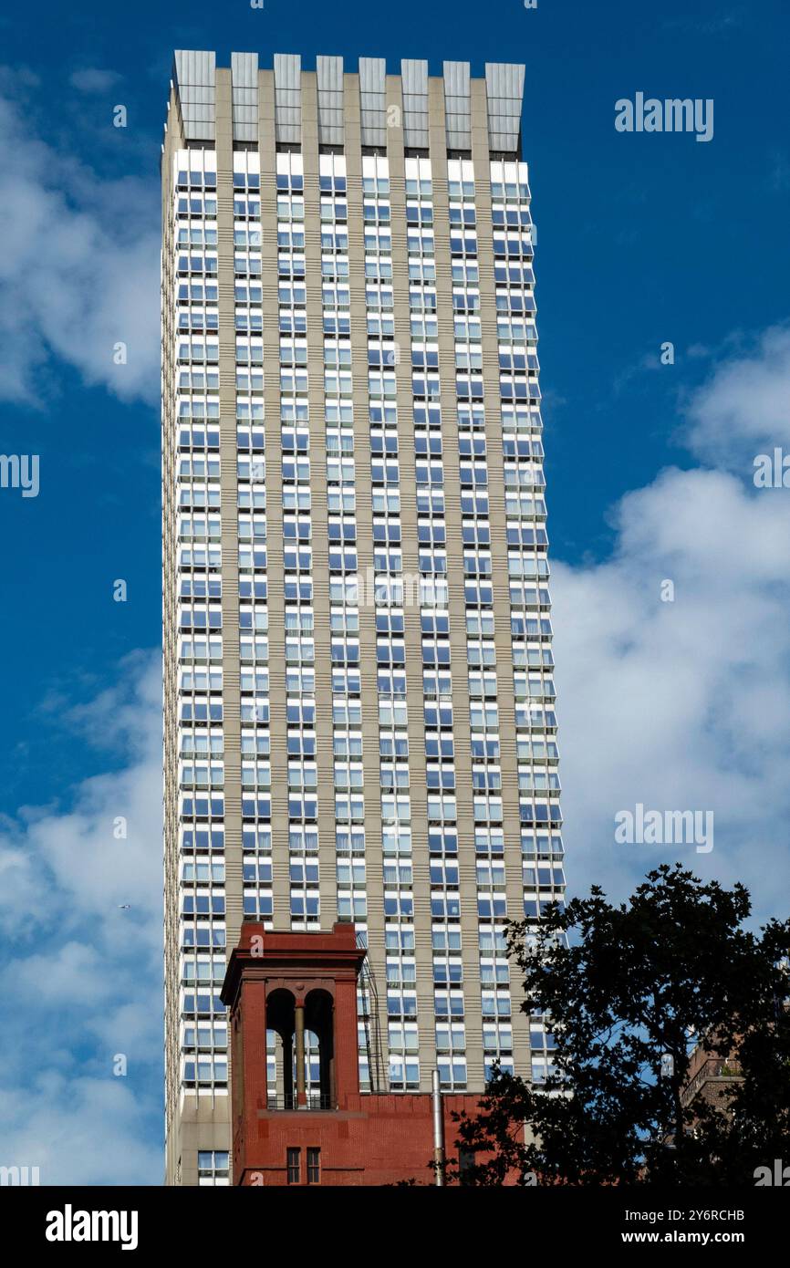 Styles architecturaux contrastés exposés à Midtown Manhattan, 2024, NYC, États-Unis Banque D'Images