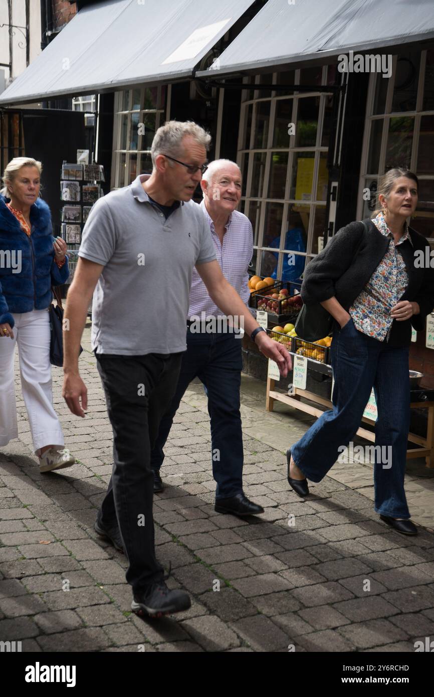 HEREFORD, Royaume-Uni - 26 SEPTEMBRE 2024 ; Rick Stein marche le long de Church Street à Hereford tout en discutant avec le propriétaire de Rossiter Books Andy Rossiter. Le célèbre chef Rick Stein assiste à un événement de signature de livre pour son nouveau livre Rick Stein's Food Stories qui accompagne la série télévisée de la BBC, l'événement s'est déroulé à la boutique Rossiter Books sur Church Street, Hereford, Herefordshire. Banque D'Images