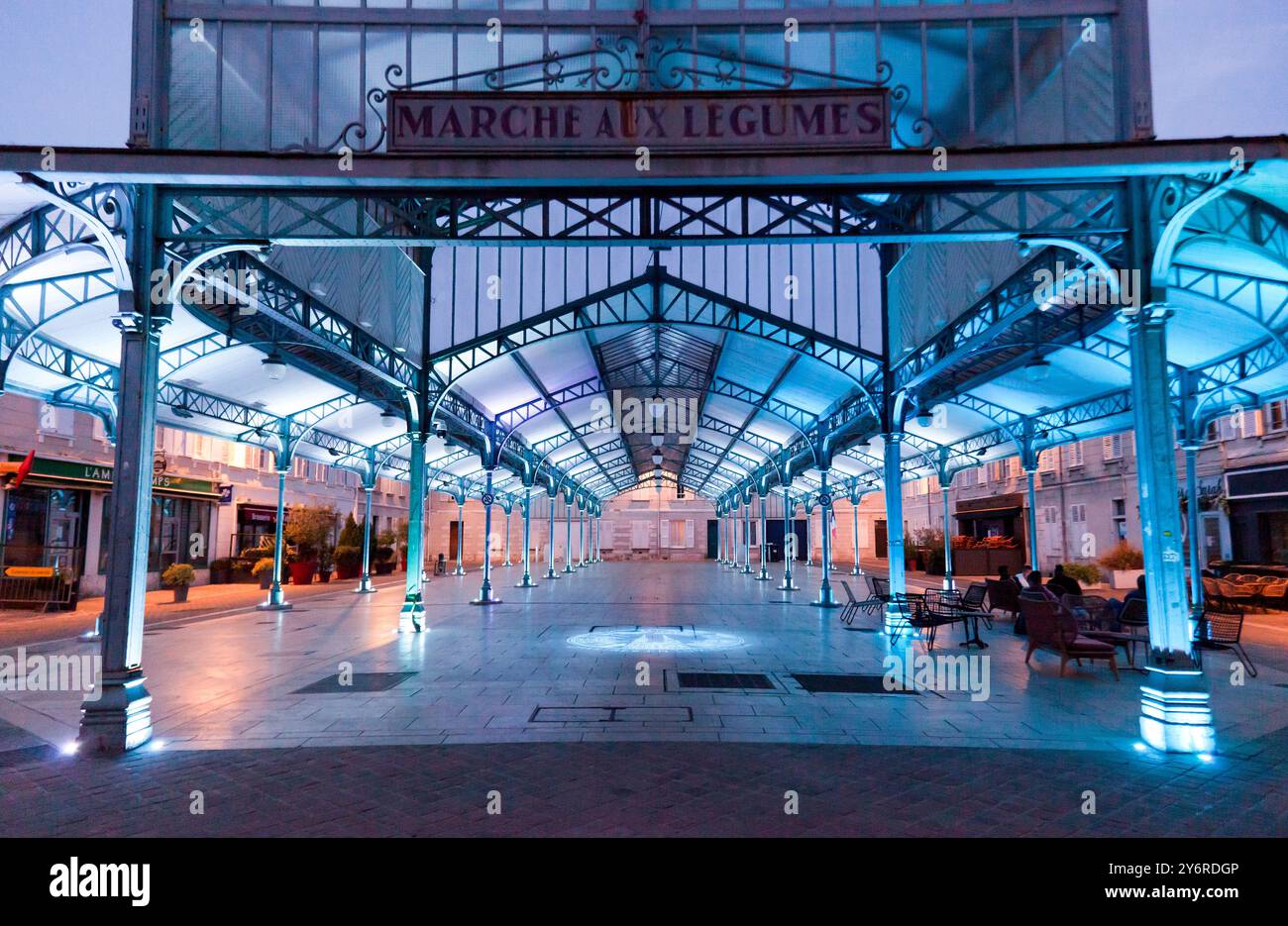 Vue nocturne du Vieux, Marche aux légumineuses, place billard, Chartres, France. Illuminé dans le cadre du spectacle de lumière de Chartres en lumières. Banque D'Images