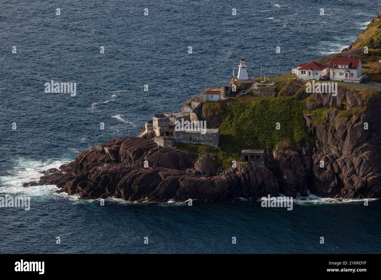 Fort Amherst on South Head, Lighthouse, équipé John's, Terre-Neuve, montrant des bâtiments et des navires dans le port en été Banque D'Images