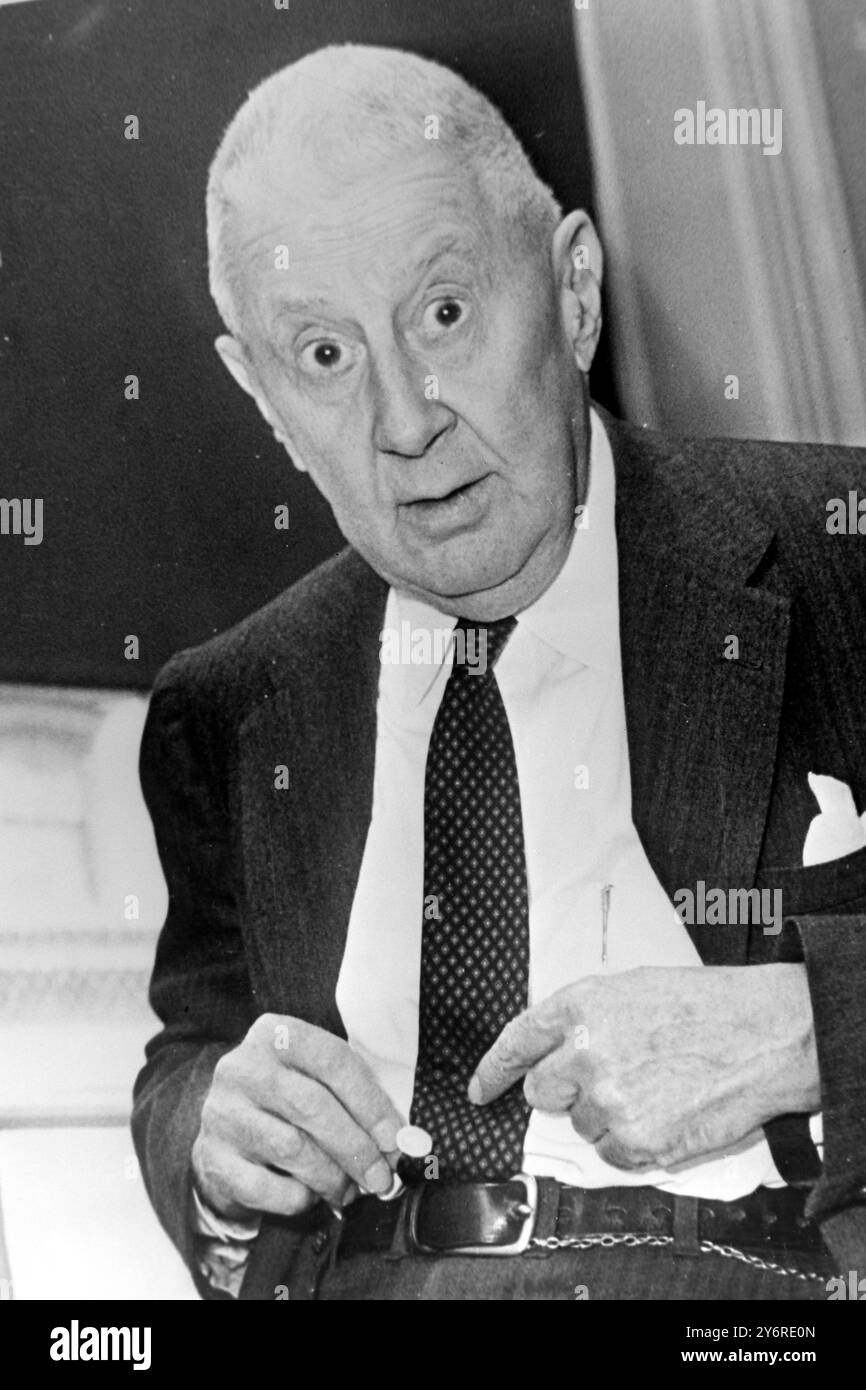 NAVIRES TITANIC SURVIVOR MR WILLIAMS AVEC CEINTURE QUI L'A SAUVÉ ; 11 AVRIL 1962 Banque D'Images