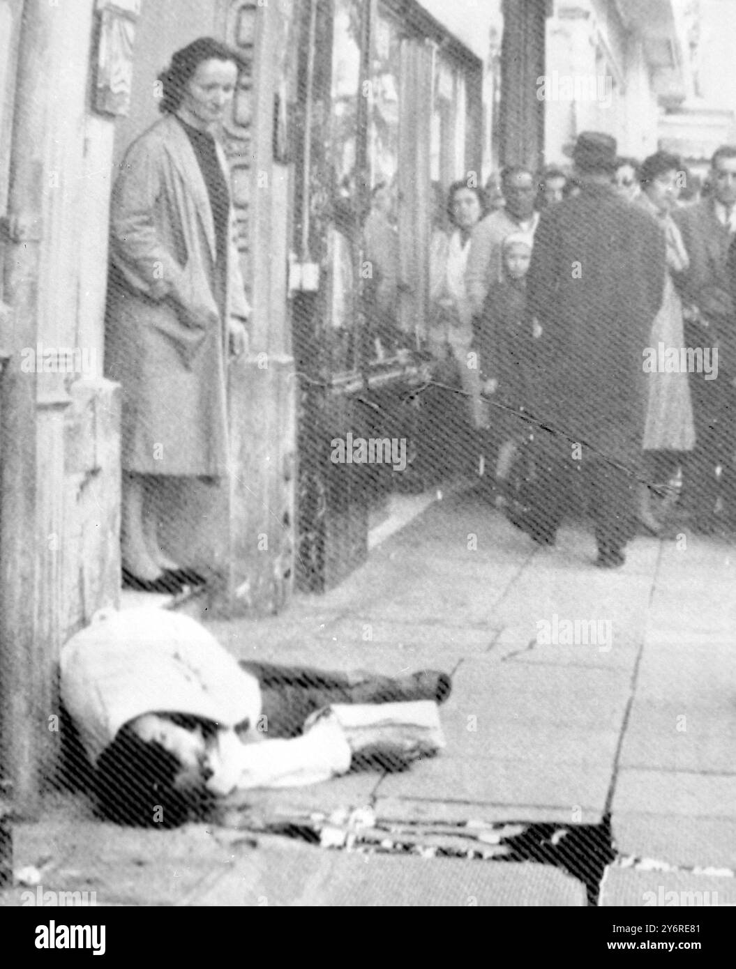 VICTIMES SPECTATEURS ATTIRÉS PAR UN CORPS MORT SANGLANT À ALGER ; 10 AVRIL 1962 Banque D'Images