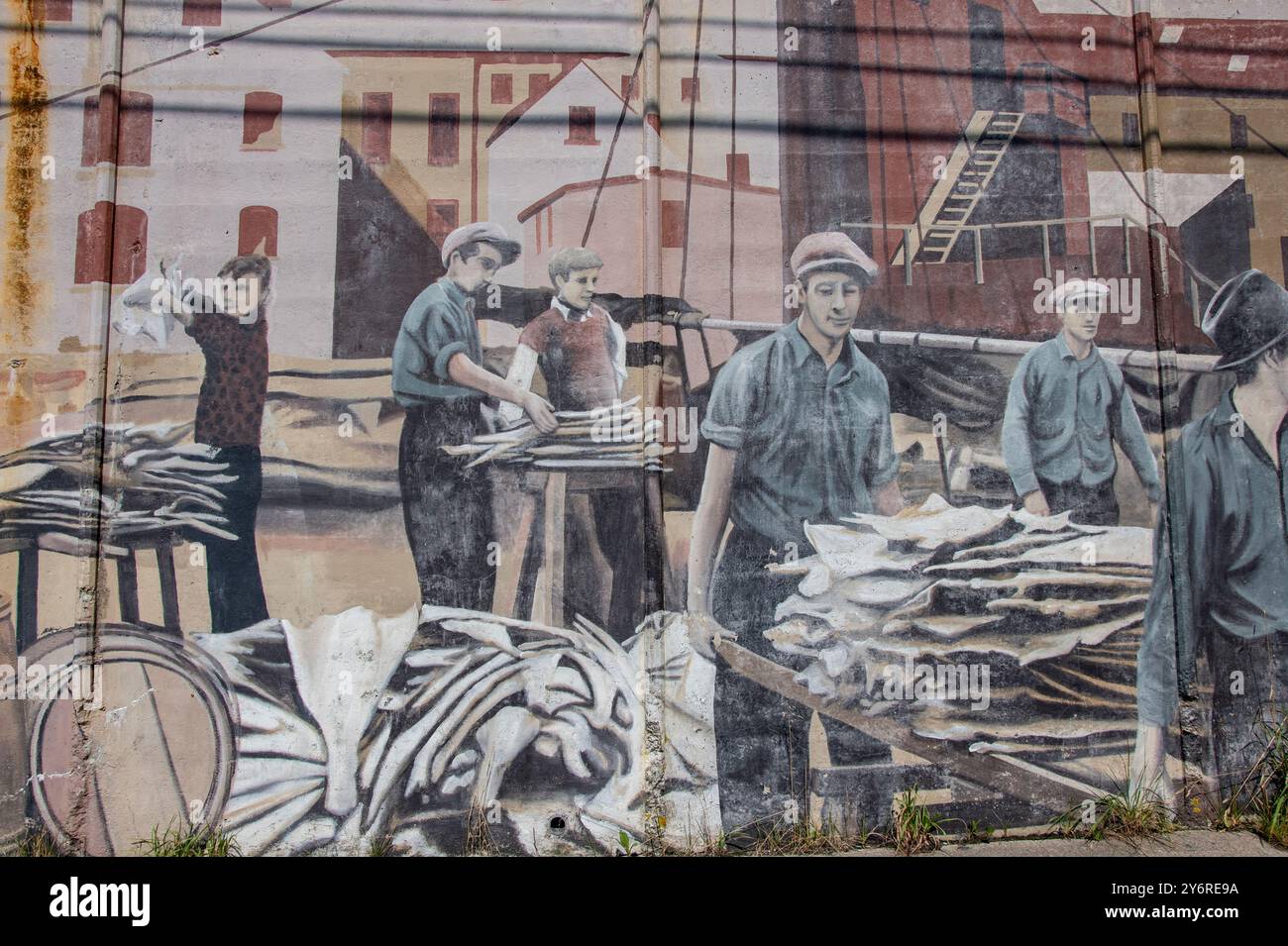 Patrimoine culturel murale séchant la morue sur la rue Duckworth au centre-ville de John's, Terre-Neuve-et-Labrador, Canada Banque D'Images