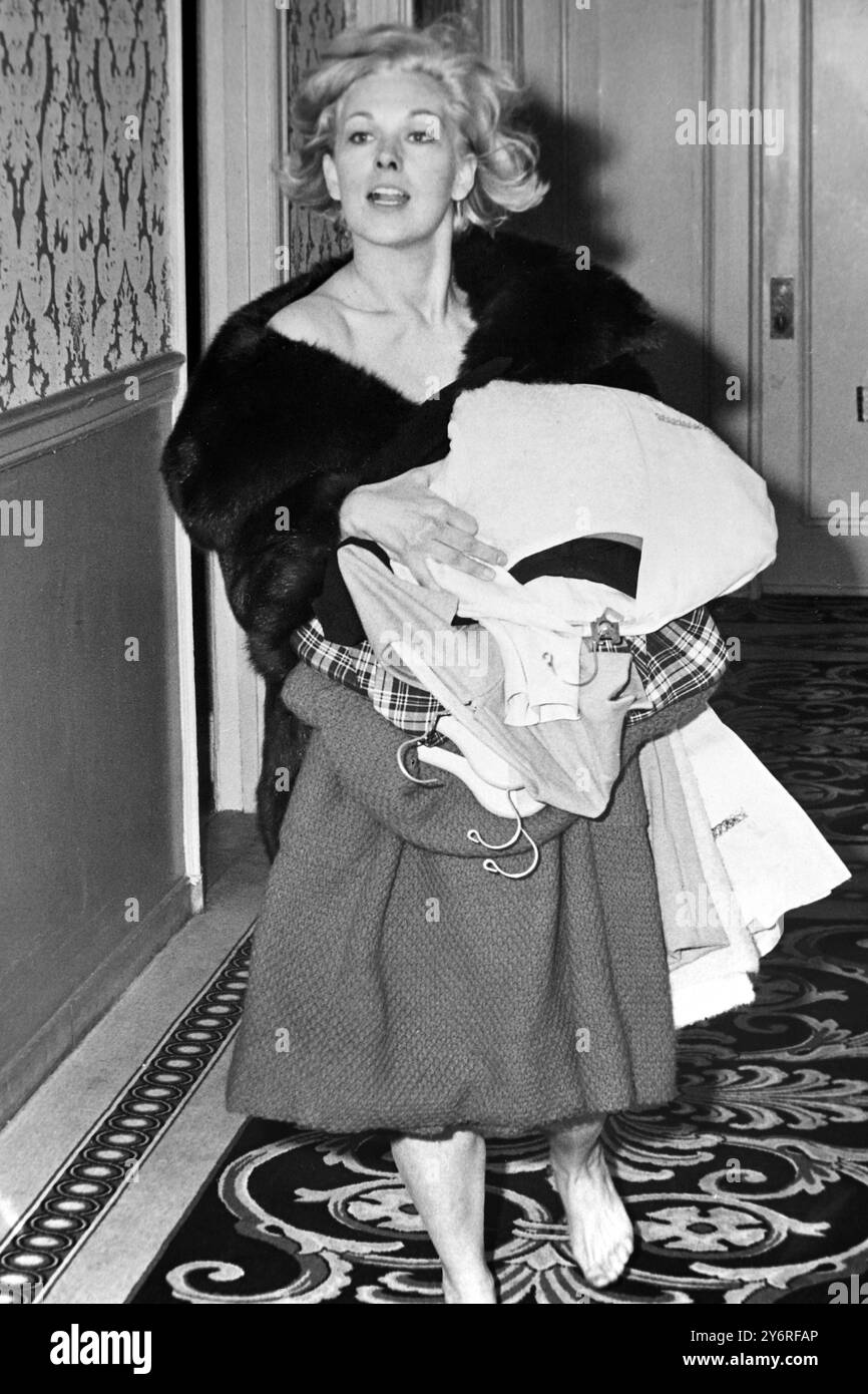 5 AVRIL 1962 L'ACTRICE KIM NOVAK S'ENFUIT D'UN INCENDIE DANS L'HÔTEL PLAZA, NEW YORK, ÉTATS-UNIS. Banque D'Images