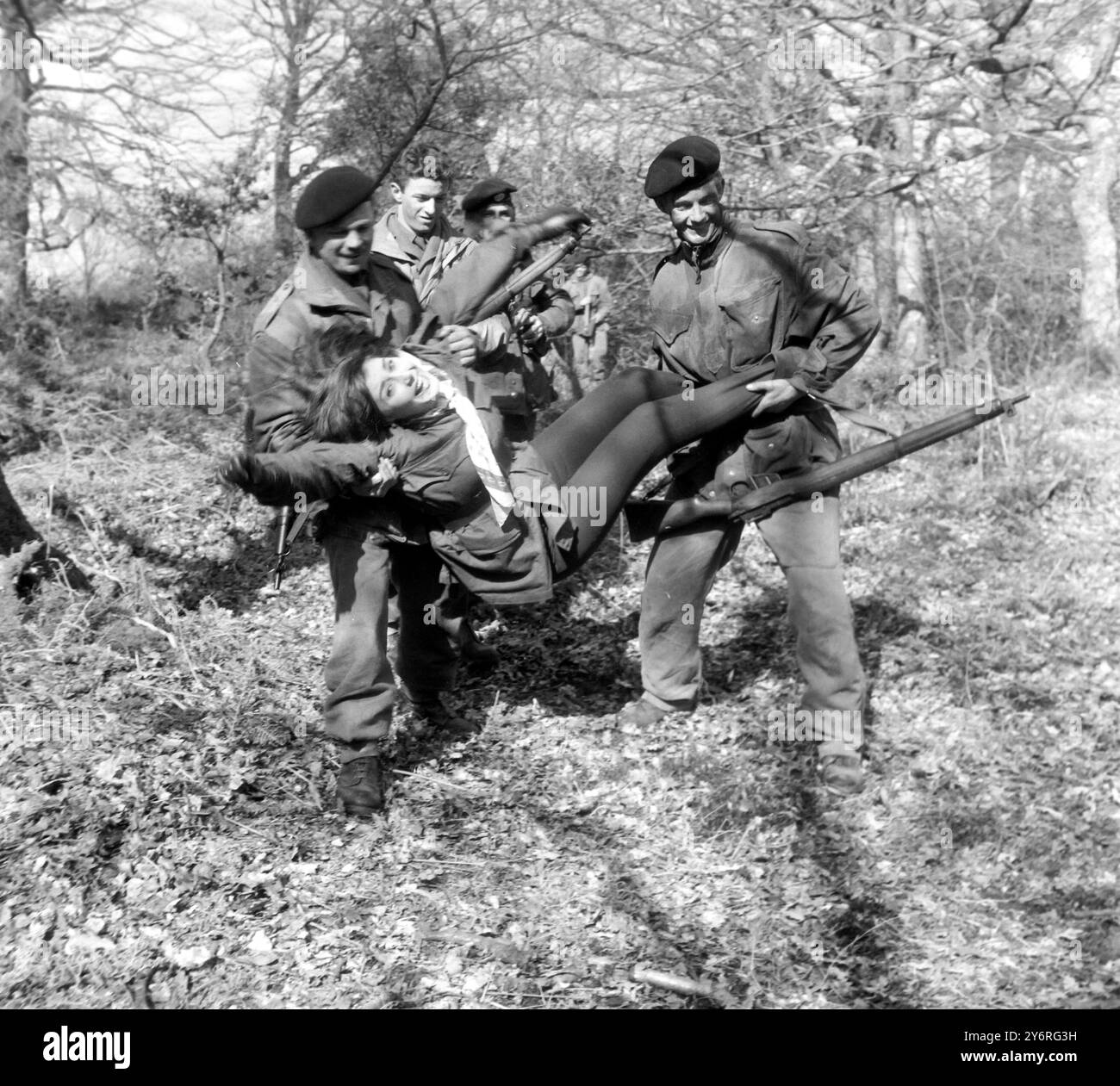 ANITA HARRIS, STAR DE TÉLÉVISION, CAPTURÉE PAR UN EXERCICE D'TA DANS UNE NOUVELLE FORÊT / ; 1ER AVRIL 1962 Banque D'Images