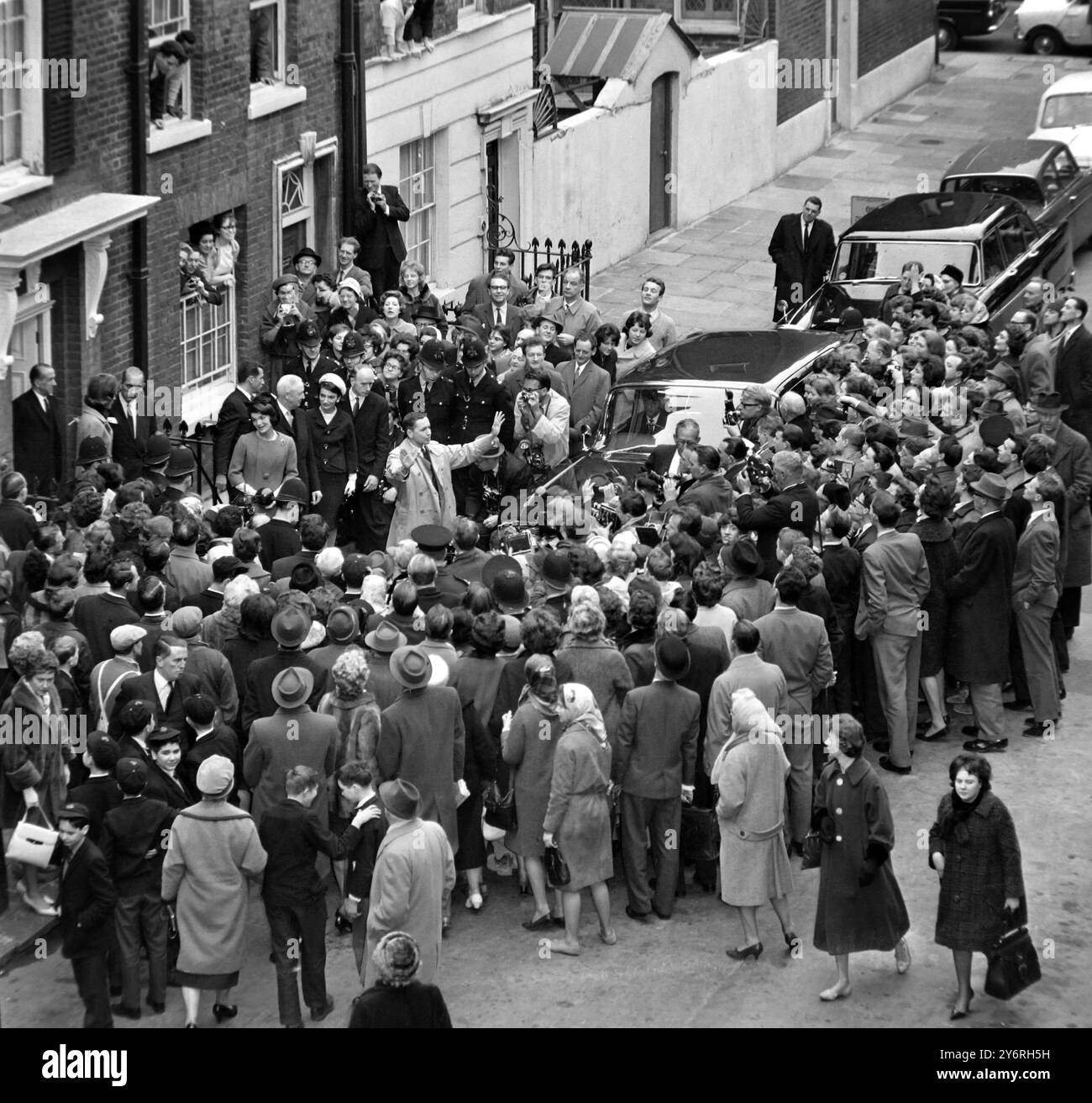 28 MARS 1962 LA PREMIÈRE DAME DES ÉTATS-UNIS, JACKIE KENNEDY, ATTIRE UNE FOULE DE WELLWISHERS ET DE SPECTATEURS ALORS QU'ELLE FAIT SON CHEMIN DU 4 BUCKINGHAM PLACE POUR RENDRE VISITE À LA REINE POUR LE DÉJEUNER, LONDRES, ANGLETERRE. Banque D'Images