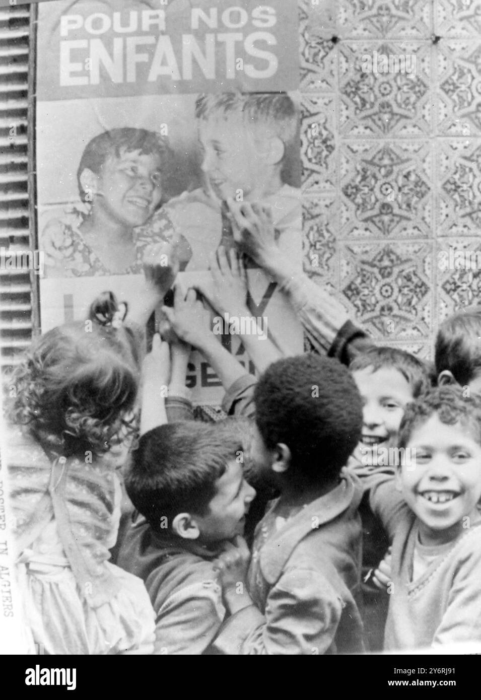 AFFICHE ENFANTS POUR NOS ENFANTS PAIX EN ALGÉRIE ALGER 20 MARS 1962 Banque D'Images