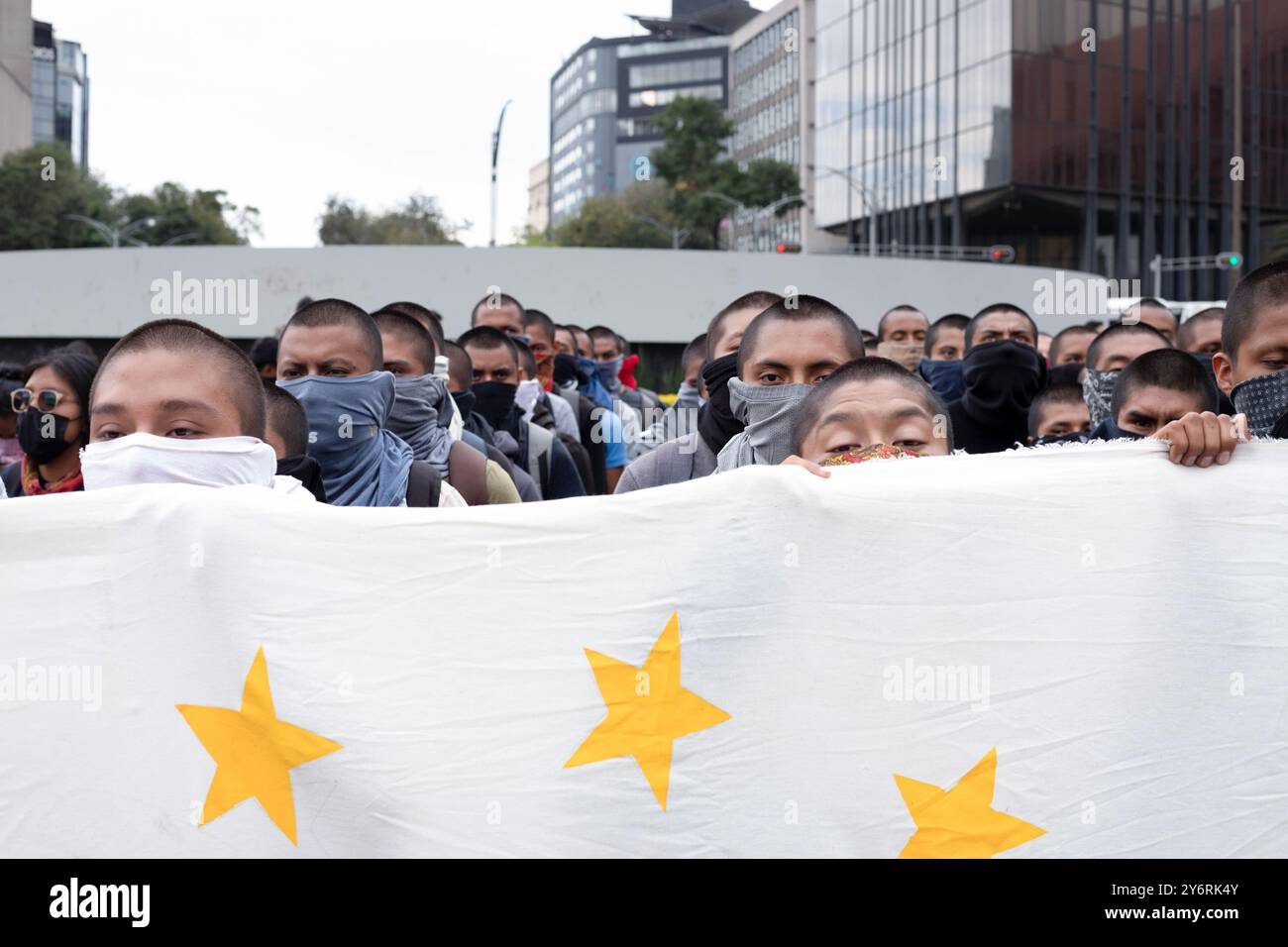 Mexico, Mexique. 26 septembre 2024. La veille du dixième anniversaire du triste incident dans le sud du Mexique, une manifestation a eu lieu à Mexico en l'honneur des 43 étudiants disparus d'Ayotzinapa. Les survivants reprochent aux politiciens, aux militaires et au crime organisé d’être à l’origine de la disparition tragique des étudiants en 2014. (Crédit image : © Vaclav Lang/ZUMA Press Wire) USAGE ÉDITORIAL SEULEMENT! Non destiné à UN USAGE commercial ! Banque D'Images