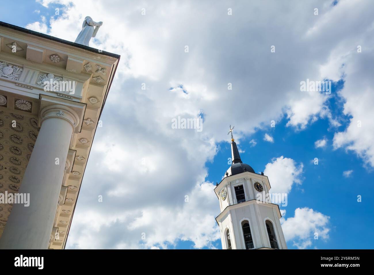 Vue depuis le bas jusqu'à la cathédrale de Vilnius et le clocher contre un ciel bleu clair. Vilnius, Lituanie Banque D'Images