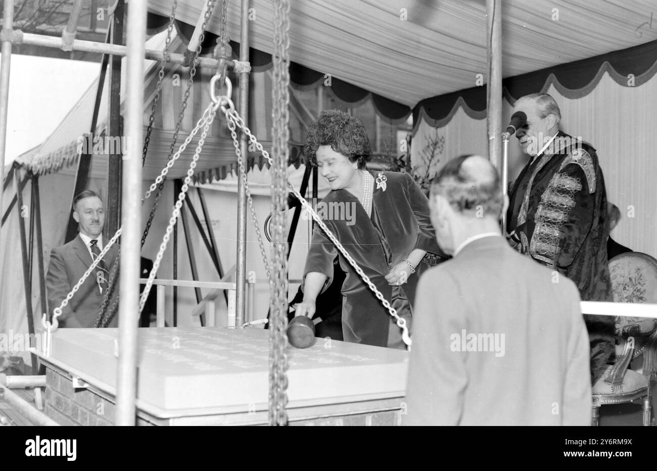 REINE ELIZABETH LA REINE MÈRE POSE LA PIERRE DE FONDATION LONDRES 6 MARS 1962 Banque D'Images