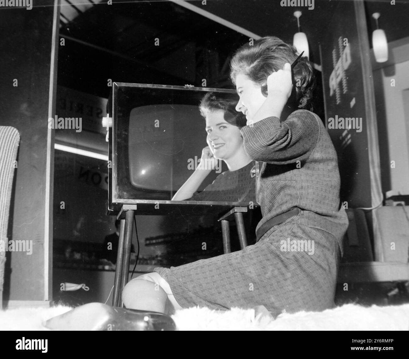 EXPOSITIONS IDEAL HOME CAROL TEADER À CÔTÉ DE TV VANITY SET 5 MARS 1962 Banque D'Images EXPOSITIONS IDEAL HOME CAROL TEADER À CÔTÉ DE TV VANITY SET 5 MARS 1962 Banque D'Images