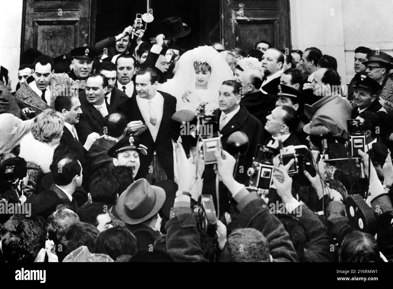 3 MARS 1962 ROMANO MUSSOLINI, FILS DE L'ANCIEN DICTATEUR BENITO MUSSOLINI, ÉPOUSE MARIA SCICOLONE, SŒUR DE FILMSTAR SOPHIA LOREN. L'ÉGLISE DE ST. ANTHONY, PREDAPPIO, ITALIE. Banque D'Images