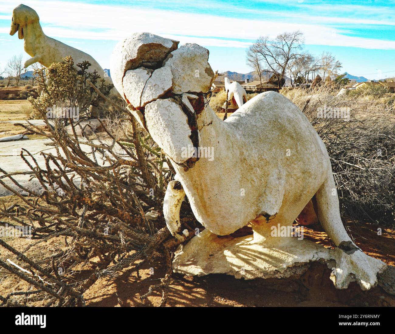 Les ruines abandonnées de dinosaures en béton dans Apple Valley, en Californie, sont un spectacle fascinant et étrange. Créés dans les années 1970 par Lonnie Coffman pour un mini-golf qui n’a jamais été achevé, ces dinosaures ont été laissés se détériorer dans le désert. Banque D'Images