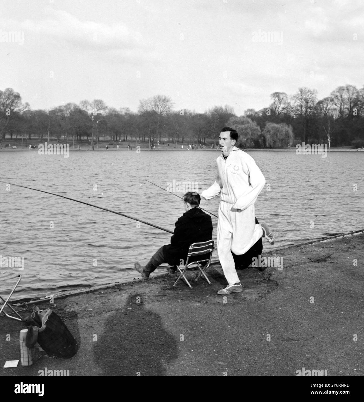 HERB ELLIOTT AUSSIE MILER À L'ENTRAÎNEMENT / 24 FÉVRIER 1962 Banque D'Images