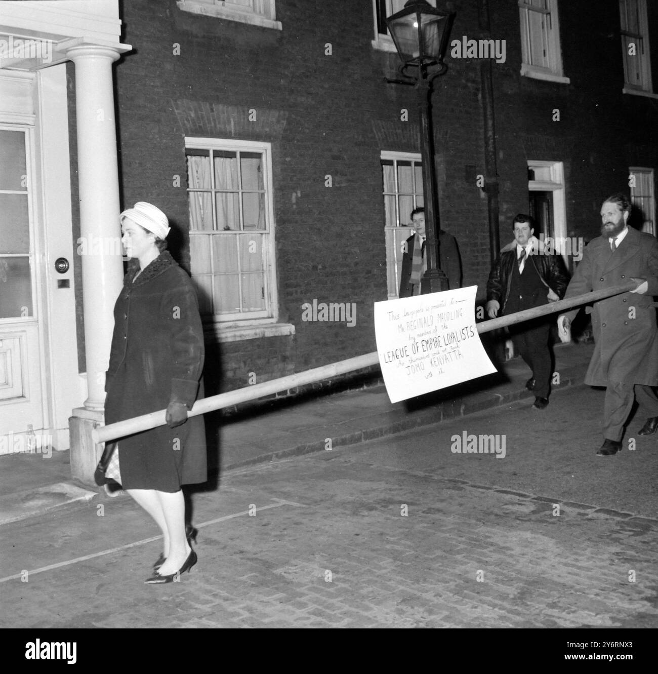 LANCASTER HOUSE LEAGUE OF EMPIRE AVEC BANNIÈRE NOUS NE TOUCHERONS PAS KENYATTA LONDON 23 FÉVRIER 1962 Banque D'Images
