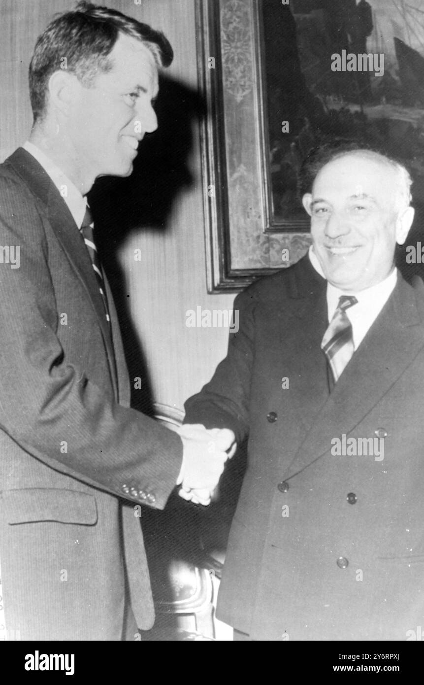 ROBERT KENNEDY AVEC LE PREMIER MINISTRE ITALIEN AMINTORE FANFANI AU CHIGI PALACE ROME / 21 FÉVRIER 1962 Banque D'Images