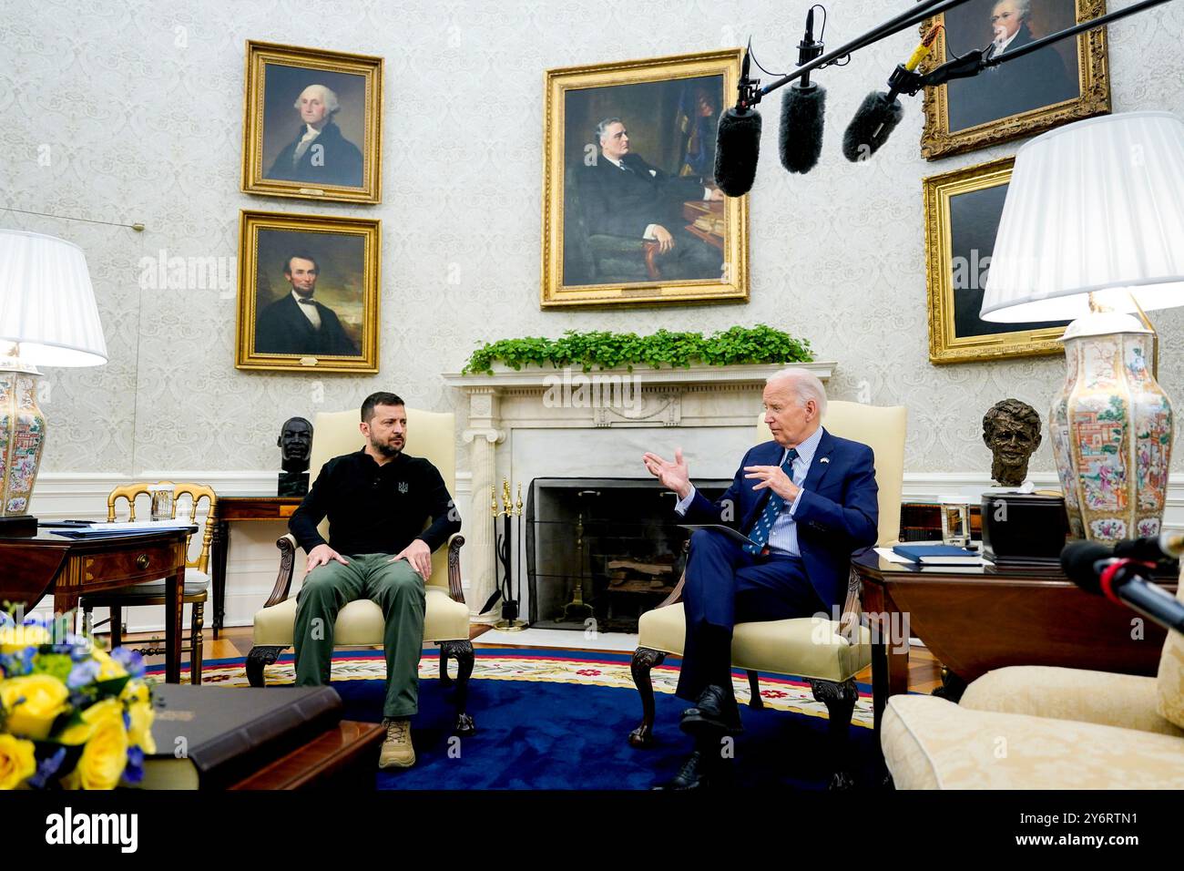 Washington, États-Unis. 26 septembre 2024. Le président Joe Biden (à droite) rencontre le président ukrainien Volodymyr Zelensky dans le bureau ovale de la Maison Blanche à Washington, DC, le jeudi 26 septembre 2024. Biden a annoncé jeudi une aide militaire de 2,4 milliards de dollars pour l’Ukraine et prévoit de convoquer une réunion des principaux alliés au niveau des dirigeants pour coordonner un soutien supplémentaire lors de sa visite en Allemagne le mois prochain. Photo par Al Drago/UPI crédit : UPI/Alamy Live News Banque D'Images