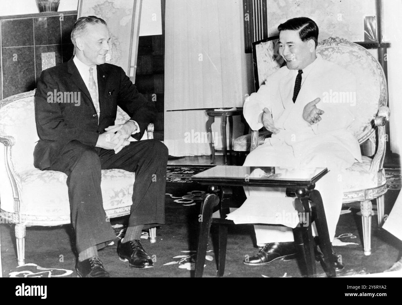 MAXWELL TAYLOR AVEC NGO DINH DIEM PRÉSIDENT DU VIETNAM / 7 FÉVRIER 1962 Banque D'Images