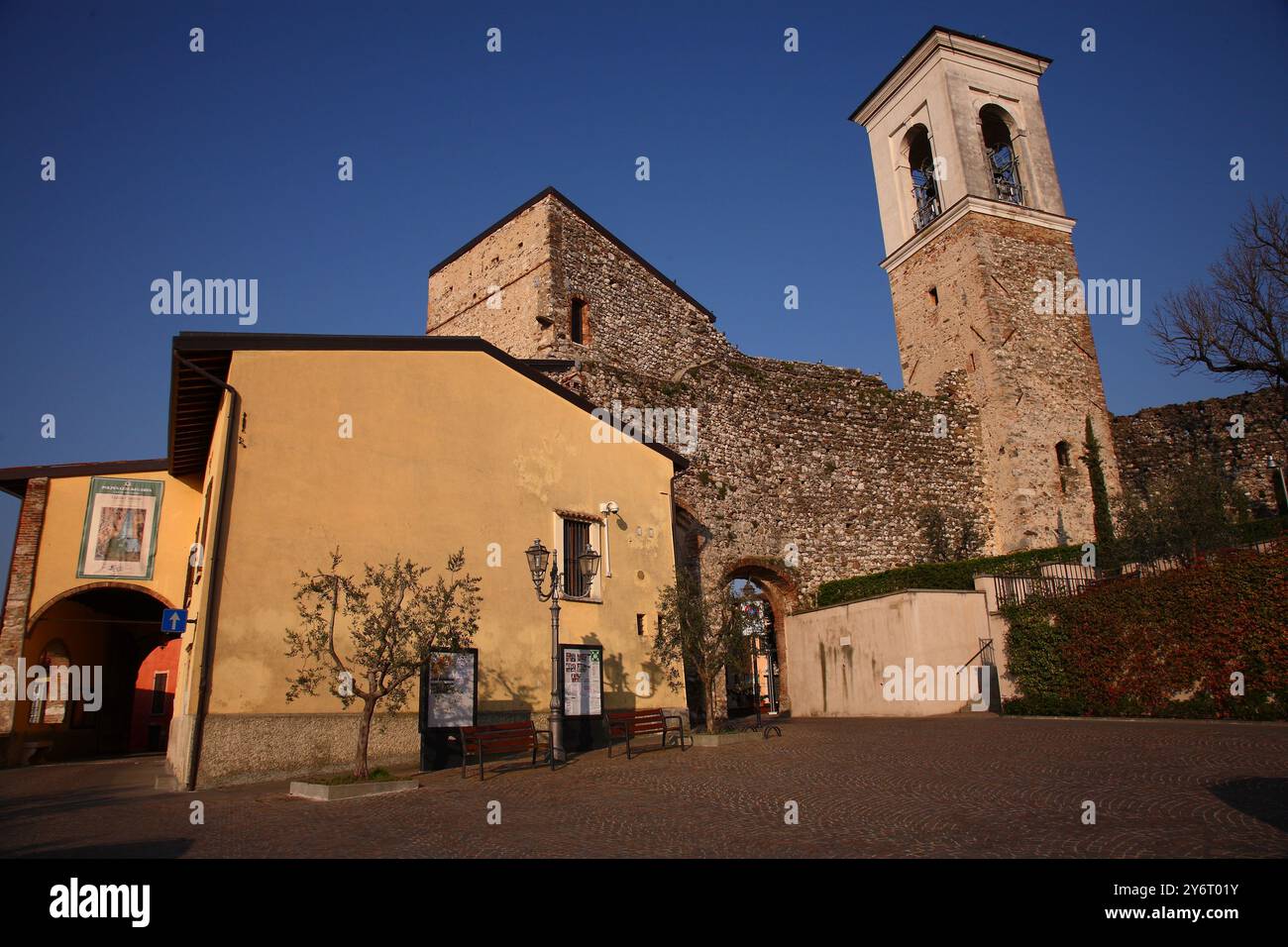 Desenzano del Garda ancien village de pêcheurs sur le lac de Garde et ses ruelles. Vérone, Vénétie, Italie Banque D'Images