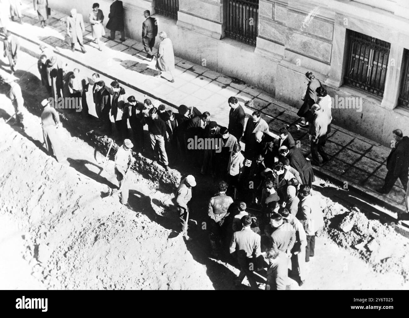 ARCHÉOLOGUE OBJETS ANCIENS TROUVÉS PAR LES OUVRIERS DE LA ROUTE ATHÈNES 2 FÉVRIER 1962 Banque D'Images