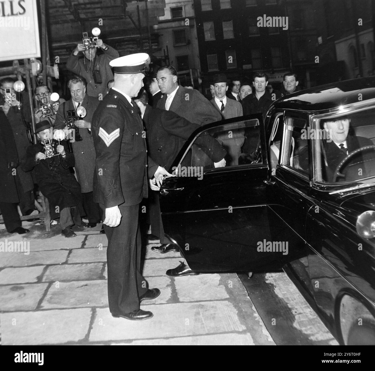 LORD SNOWDON DANS UNE PORTE LE 1ER FÉVRIER 1962 Banque D'Images