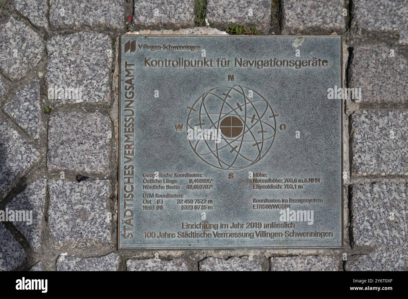 Point de contrôle pour les appareils de navigation, plaque métallique au laser dans la route, Villingen-Schwenningen, Bade-Wuerttemberg, Allemagne, Europe Banque D'Images