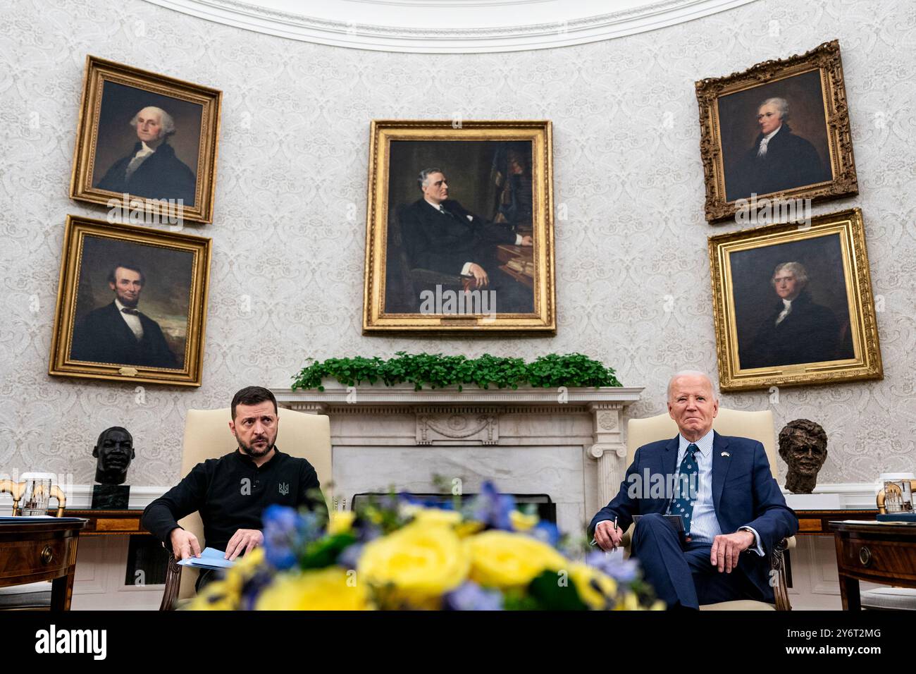 Washington, États-Unis. 26 septembre 2024. Le président Joe Biden rencontre le président ukrainien Volodymyr Zelenskiy dans le bureau ovale de la Maison Blanche à Washington, DC, le jeudi 26 septembre 2024. Biden a annoncé jeudi une aide militaire de 2,4 milliards de dollars pour l’Ukraine et prévoit de convoquer une réunion des principaux alliés au niveau des dirigeants pour coordonner un soutien supplémentaire lors de sa visite en Allemagne le mois prochain. Photo par Al Drago/UPI crédit : UPI/Alamy Live News Banque D'Images