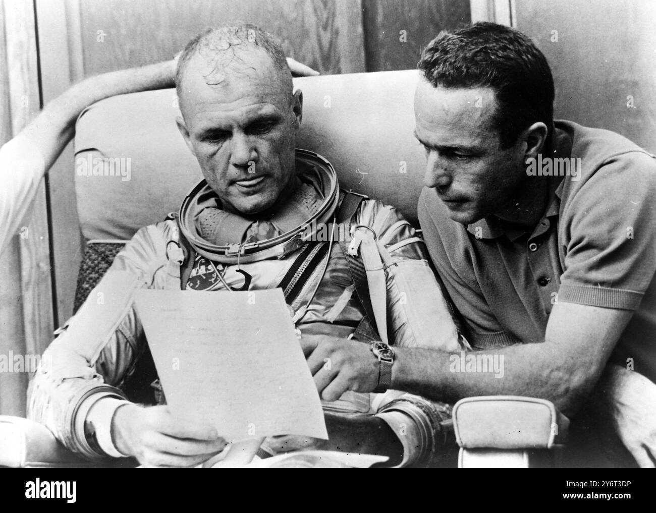 L'ASTRONAUTE AMÉRICAIN JOHN GLENN AVEC SCOTT CARPENTER / 19 JANVIER 1962 Banque D'Images