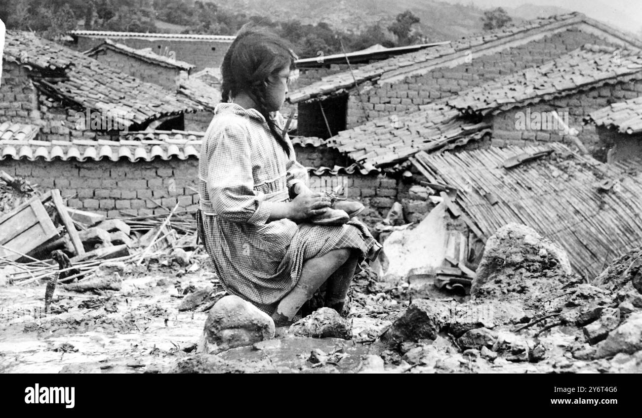 13 JANVIER 1962 UNE JEUNE ENFANT REGARDE LES MAISONS ENDOMMAGÉES QUI COMPOSENT SON VILLAGE AVANT QU'UNE AVALANCHE DE NEIGE, DE GLACE, DE ROCHERS ET DE BOUE NE S'ABATTE DU MONT HUASCARAN ET NE L'EFFACE PRATIQUEMENT DE LA CARTE. RANRAHIRCA, PÉROU. Banque D'Images