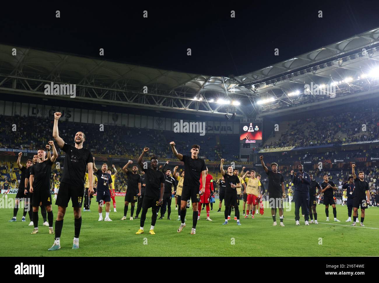 Istanbul, Turquie. 26 septembre 2024. Les joueurs de l'Union semblent déçus après avoir perdu un match de football entre la Fenerbahce SK turque et la Royale Union Saint-Gilloise belge à Istanbul, Turquie, le jeudi 26 septembre 2024, le jour d'ouverture de la phase de Ligue du tournoi de l'UEFA Europa League. BELGA PHOTO VIRGINIE LEFOUR crédit : Belga News Agency/Alamy Live News Banque D'Images