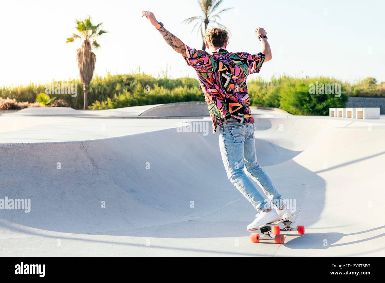 vue arrière d'un jeune skateur masculin funky Banque D'Images
