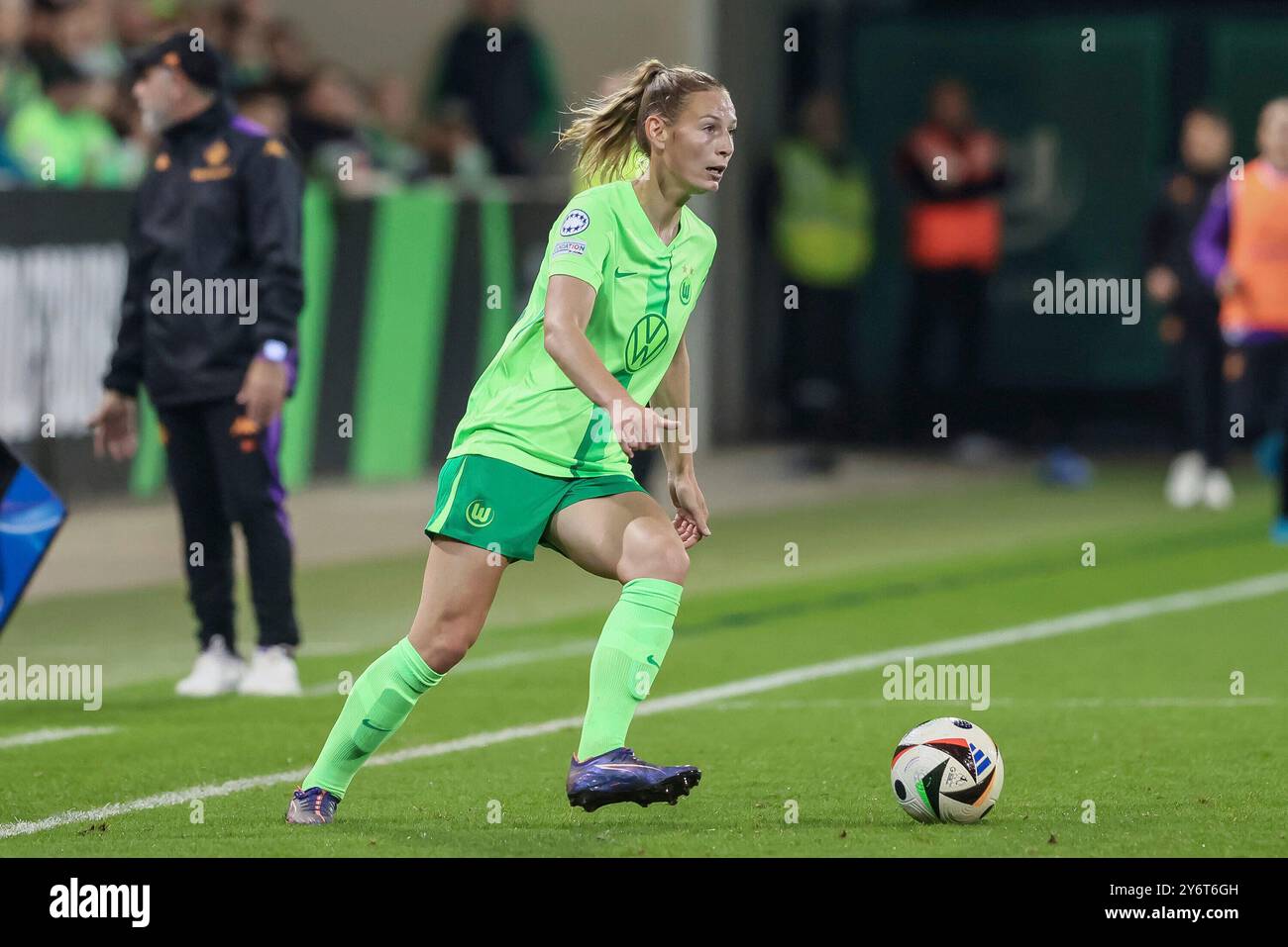 Wolfsburg, Deutschland. 25 septembre 2024. v.Li. : Sarai Linder (VfL Wolfsburg, 39) Am Ball, Einzelbild, Ganzkörper, Aktion, action, Spielszene, 25.09.2024, Wolfsburg (Deutschland), Fussball, UEFA Womens Champions League, VfL Wolfsburg - AC Florenz crédit : dpa/Alamy Live News Banque D'Images