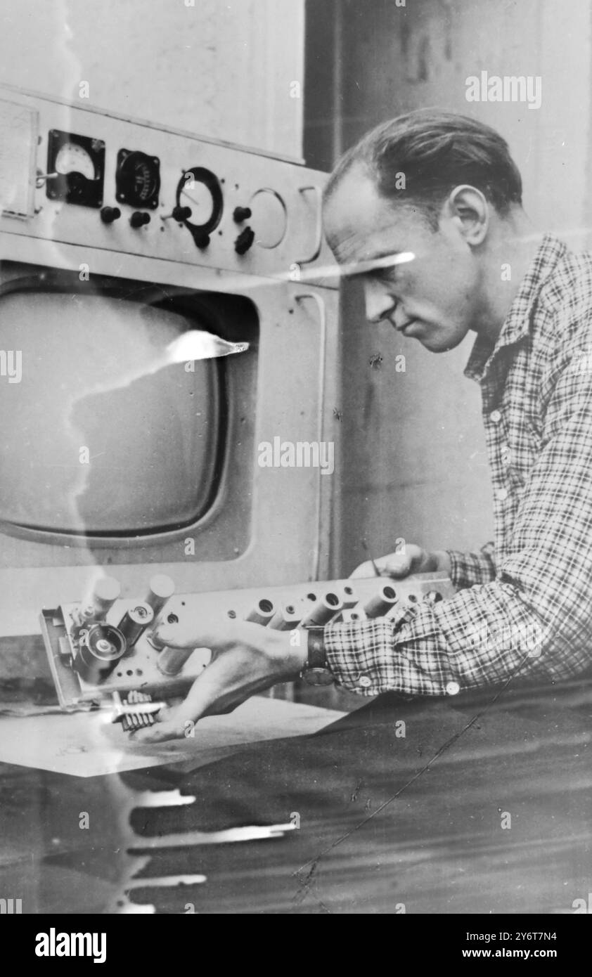 TELEVISION SPACE AGE TV PAR OZOLIS-OZOLIN LETTONIE 29 DÉCEMBRE 1961 Banque D'Images TELEVISION SPACE AGE TV PAR OZOLIS-OZOLIN LETTONIE 29 DÉCEMBRE 1961 Banque D'Images