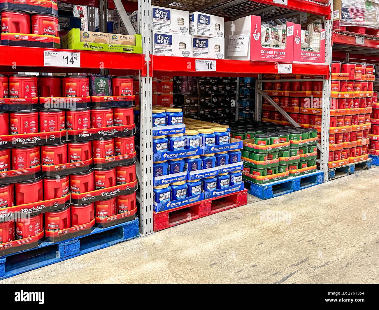 Assortiment de café et de fournitures en vrac dans un magasin Sam's Club Banque D'Images