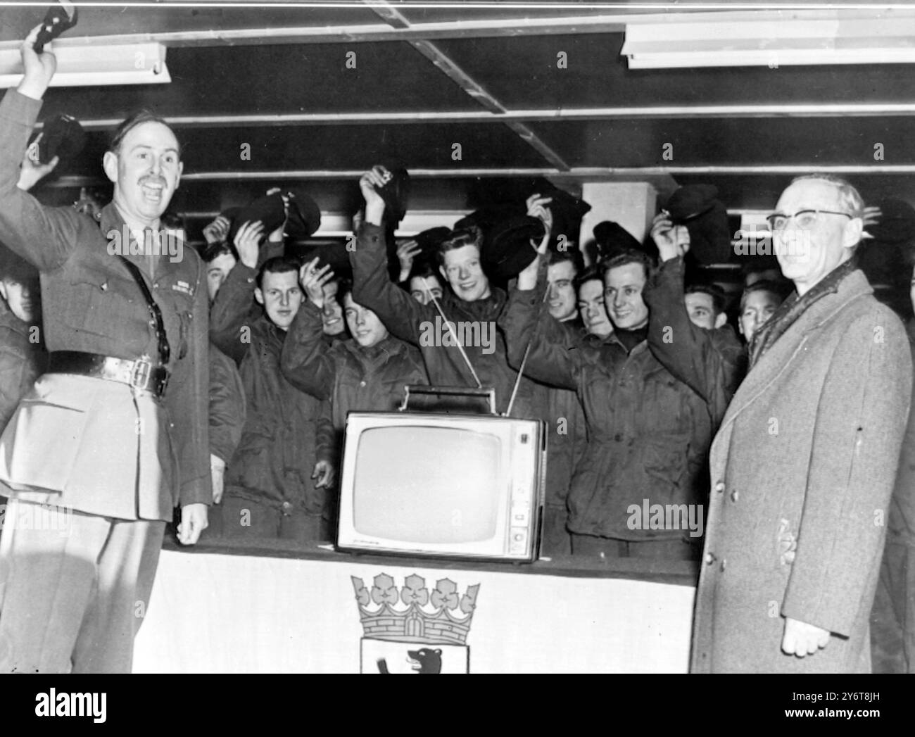 BURGESS J R LT COLONEL REÇOIT LA TÉLÉVISION / 21 DÉCEMBRE 1961 Banque D'Images BURGESS J R LT COLONEL REÇOIT LA TÉLÉVISION / 21 DÉCEMBRE 1961 Banque D'Images