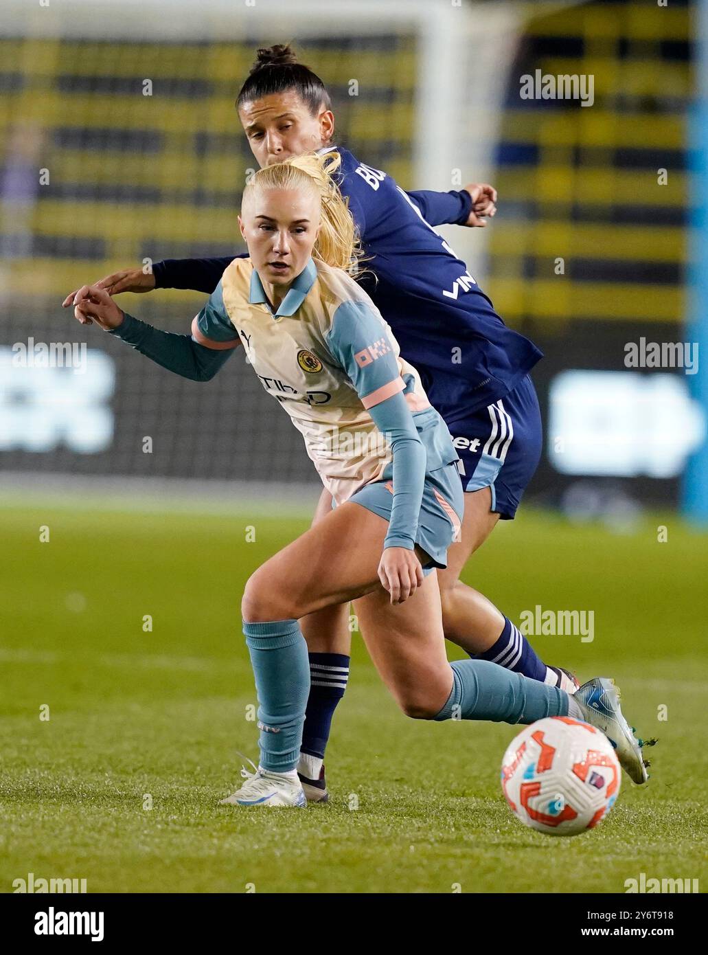 Manchester, Royaume-Uni. 26 septembre 2024. Laura Blindkilde Brown de Manchester City est contestée par Mathilde Bourdieu de Paris FC lors du match de l'UEFA Womens Champions League à l'Academy Stadium de Manchester. Le crédit photo devrait se lire : Andrew Yates/Sportimage crédit : Sportimage Ltd/Alamy Live News Banque D'Images