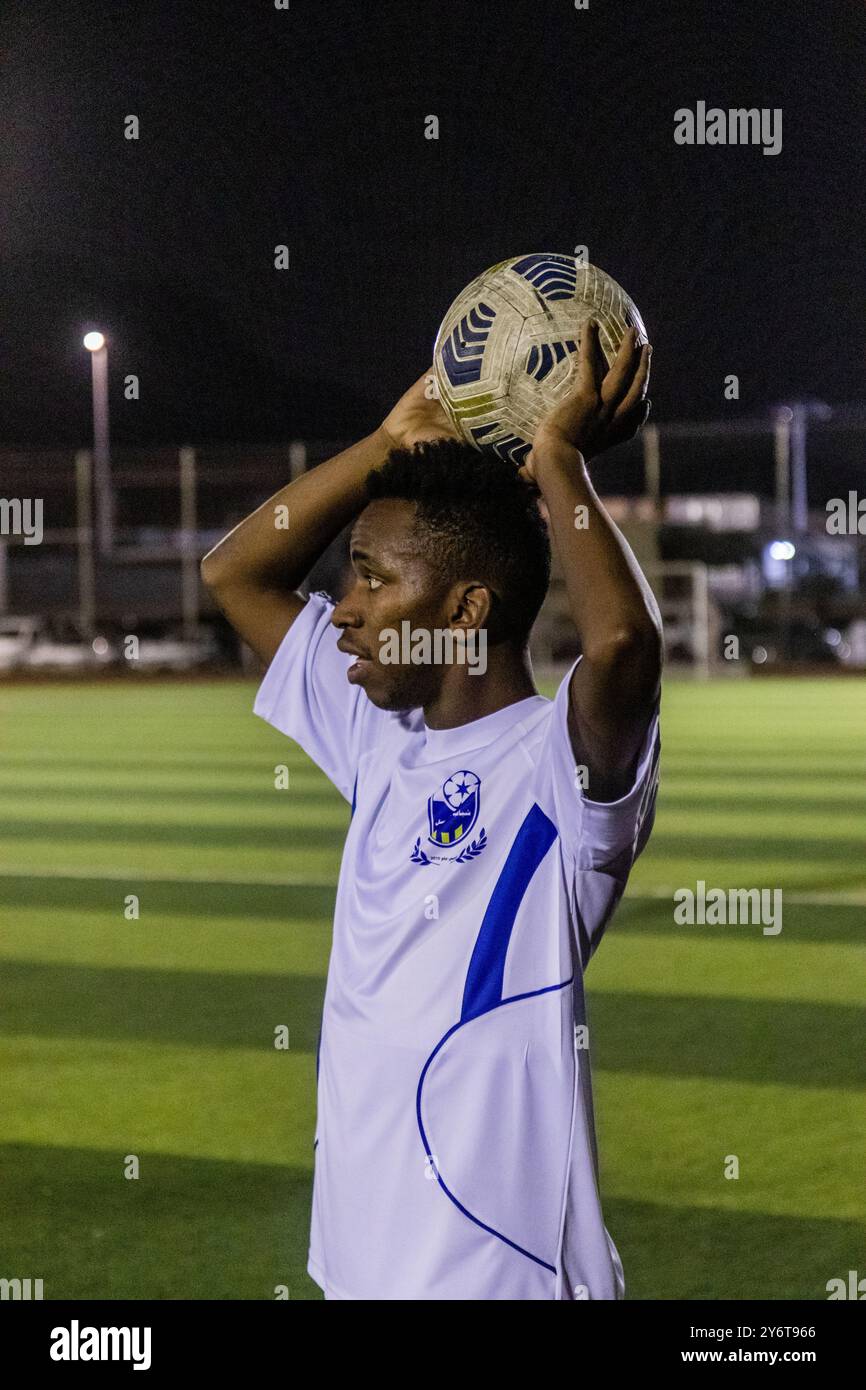 NAJRAN, ARABIE SAOUDITE - 25 NOVEMBRE 2021 : joueur de football lors d'un match à Najran, Arabie Saoudite Banque D'Images