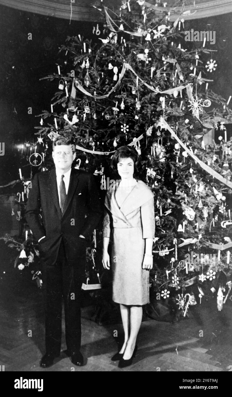 LE PRÉSIDENT AMÉRICAIN JOHN F. KENNEDY AVEC SA FEMME JACQUELINE À L'ARBRE DE NOËL DE LA MAISON BLANCHE / 17 DÉCEMBRE 1961 Banque D'Images