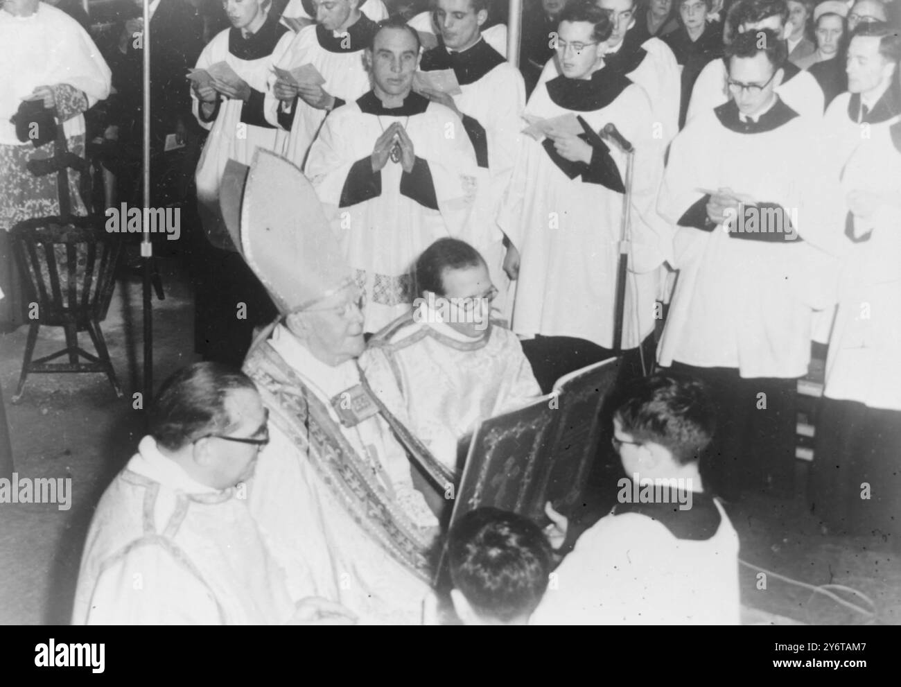 SANCTUAIRE DU CARDINAL GODFREY WILLIAM TYBURN CÉRÉMONIE DE LA PIERRE DE FONDATION À LONDRES / 11 DÉCEMBRE 1961 Banque D'Images