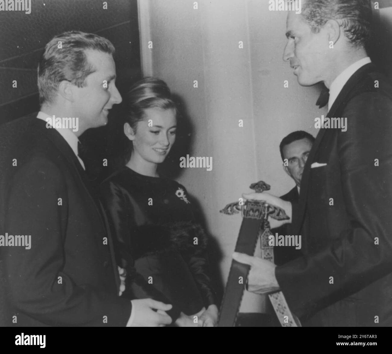 L'ACTEUR CHARLTON HESTON AVEC PRINCE ALBERT ET PRINESS PAOLA EN BELGIQUE / 9 DÉCEMBRE 1961 Banque D'Images