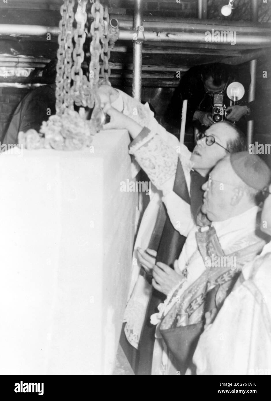 SANCTUAIRE DU CARDINAL GODFREY WILLIAM TYBURN CÉRÉMONIE DE LA PIERRE DE FONDATION À LONDRES / 11 DÉCEMBRE 1961 Banque D'Images