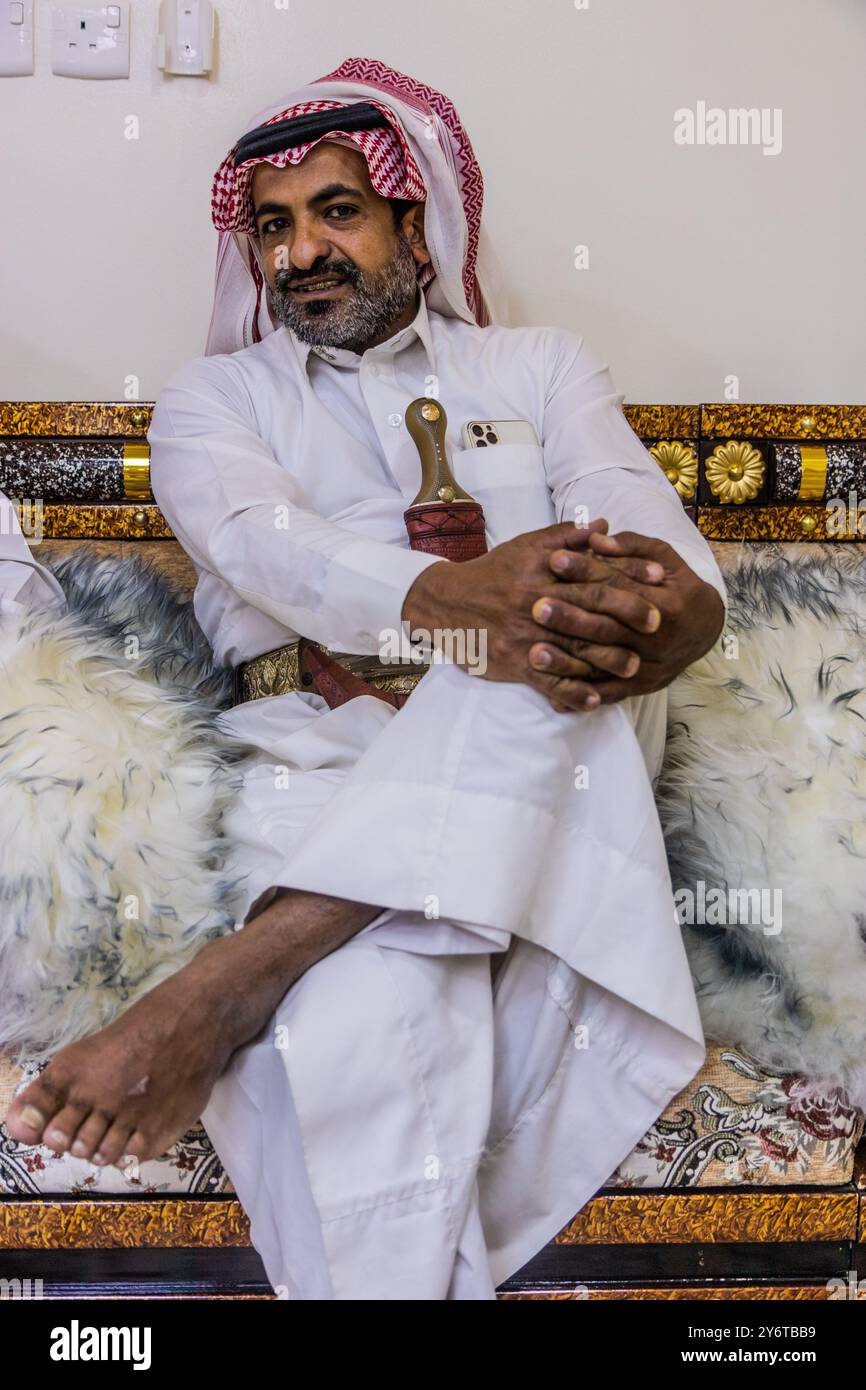 NAJRAN, ARABIE SAOUDITE - 26 NOVEMBRE 2021 : membre âgé de la tribu Yam à Najran, Arabie Saoudite Banque D'Images