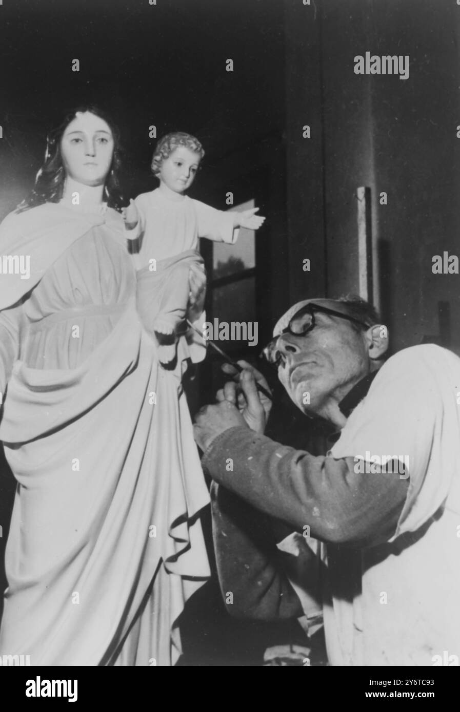 STATUES MADONNA USINE D'ART SACRÉ ROME 29 NOVEMBRE 1961 Banque D'Images