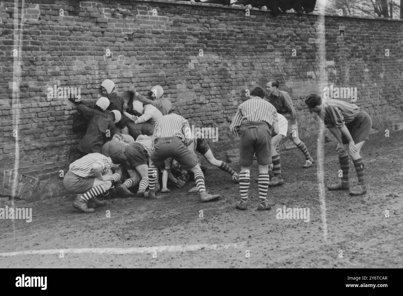 ÉTUDIANTS JOUANT À ETON COLLEGE30 NOVEMBRE 1961 Banque D'Images