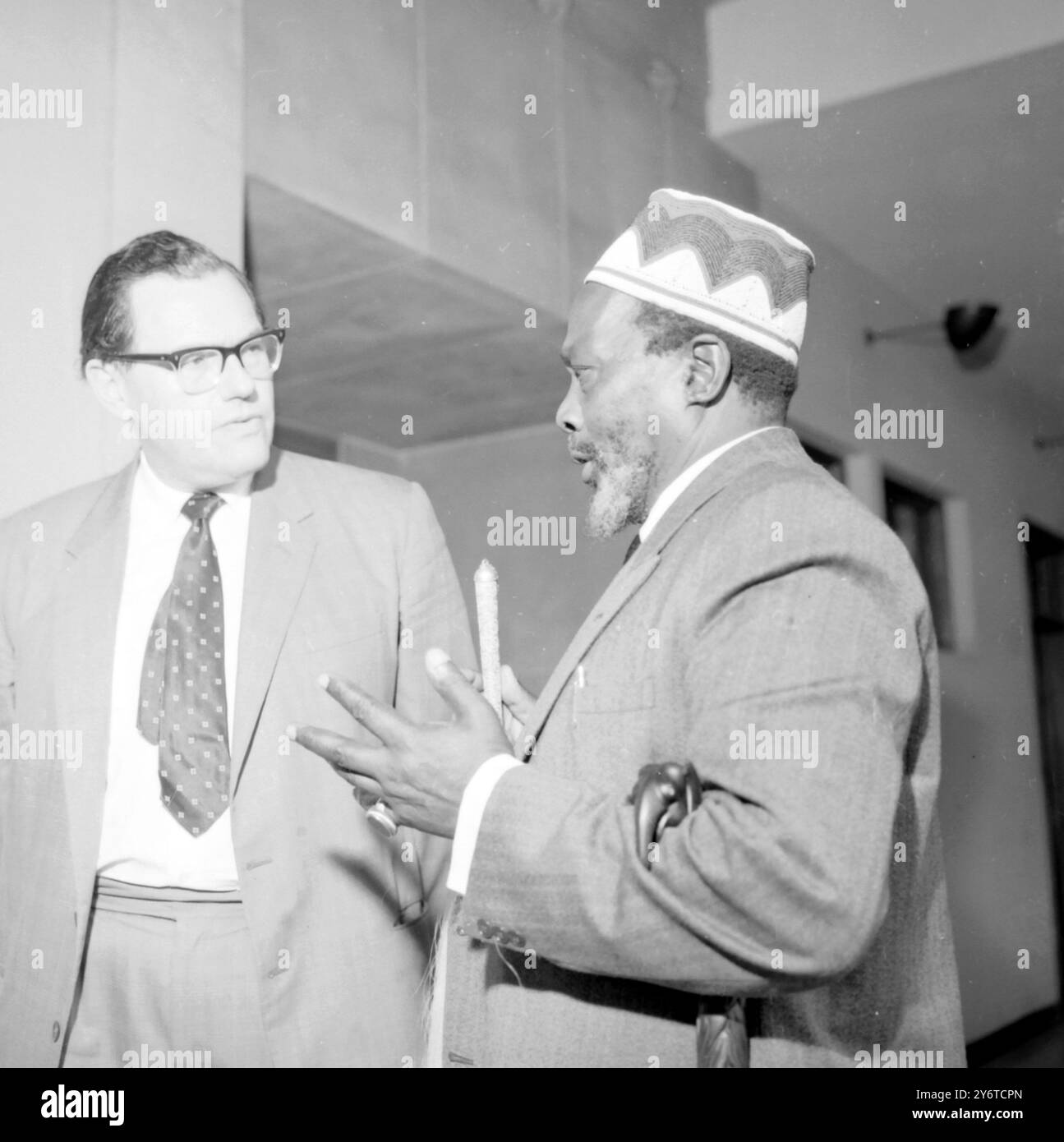 LE LEADER AFRICAIN JOMO KENYATTA AVEC REGINALD MAUDLING À NAIROBI / 27 NOVEMBRE 1961 Banque D'Images