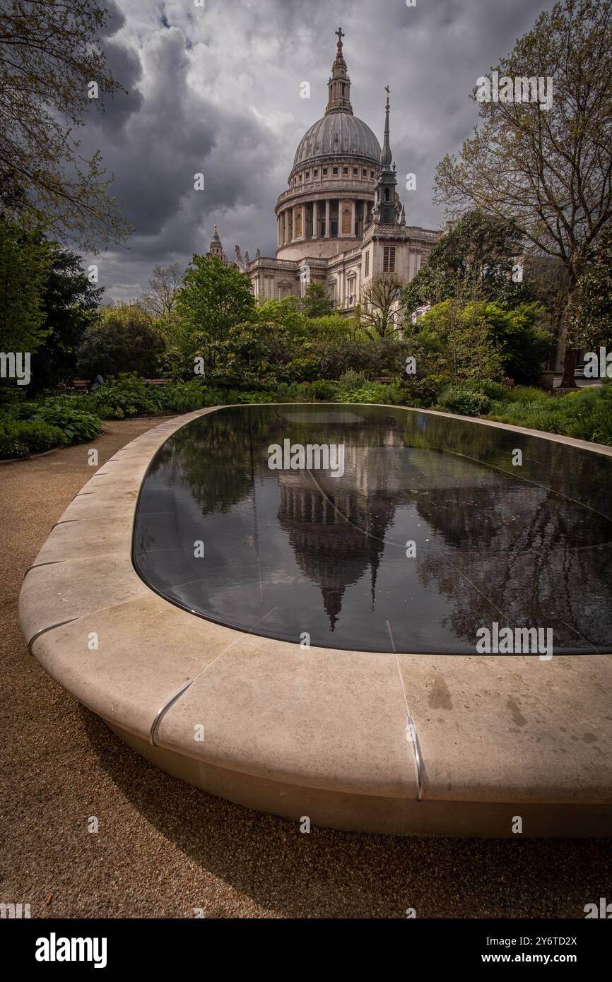 Cathédrale St Pauls Londres Angleterre Royaume-Uni reflétant dans l'eau dans le jardin adjacent Banque D'Images