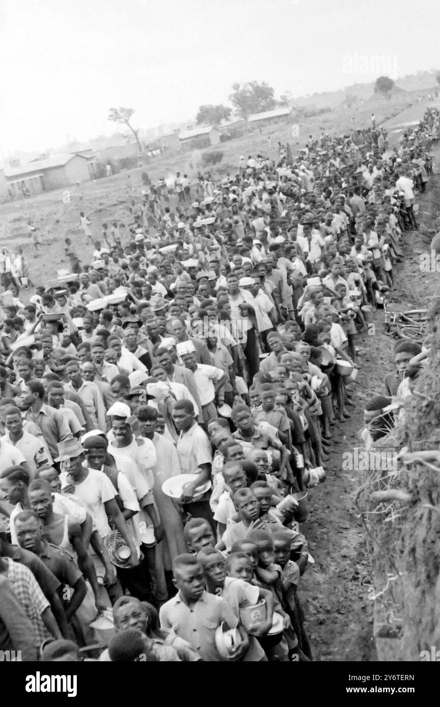 TROUPES BULAUBA TRIBUS EN ATTENTE DE NOURRITURE ELISABETHVILLE, KATANGA 13 NOVEMBRE 1961 Banque D'Images