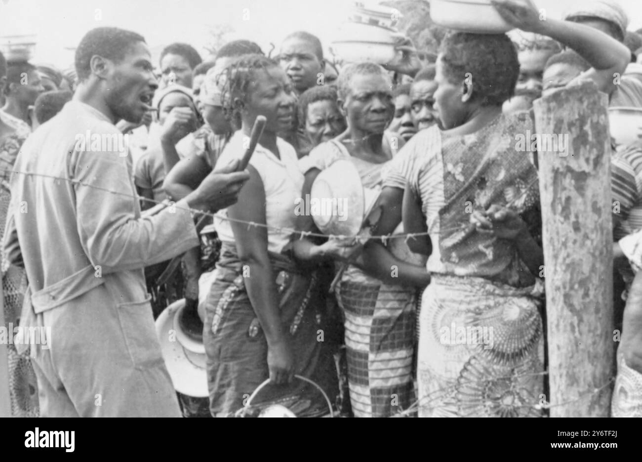 BALUBAS RIOT AS FOOD EST DISTRIBUÉ À ELISABETHVILLE, KATANGA, LE 11 NOVEMBRE 1961 Banque D'Images