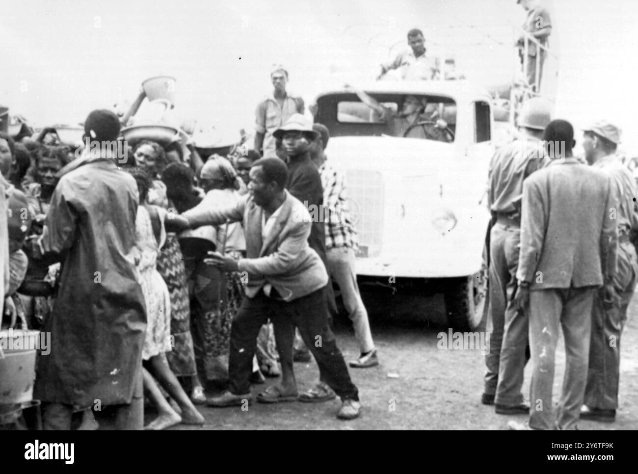 BALUBAS RIOT AS FOOD EST DISTRIBUÉ À ELISABETHVILLE, KATANGA, LE 11 NOVEMBRE 1961 Banque D'Images